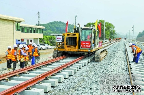 ６月１３日，長株潭城際鐵路圓滿完成全線鋪軌任務，圖為施工現場。（記者 歐陽天 攝）