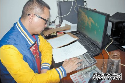 昭山示范區征拆所工作人員胡昆正在仔細核算數據。（左媛媛 攝）